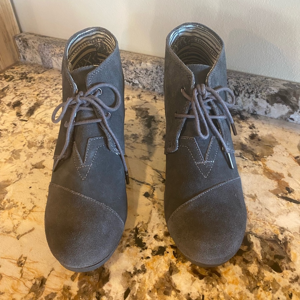 TOMS Desert Wedge lace-up bootie in castlerock grey suede. Size 11